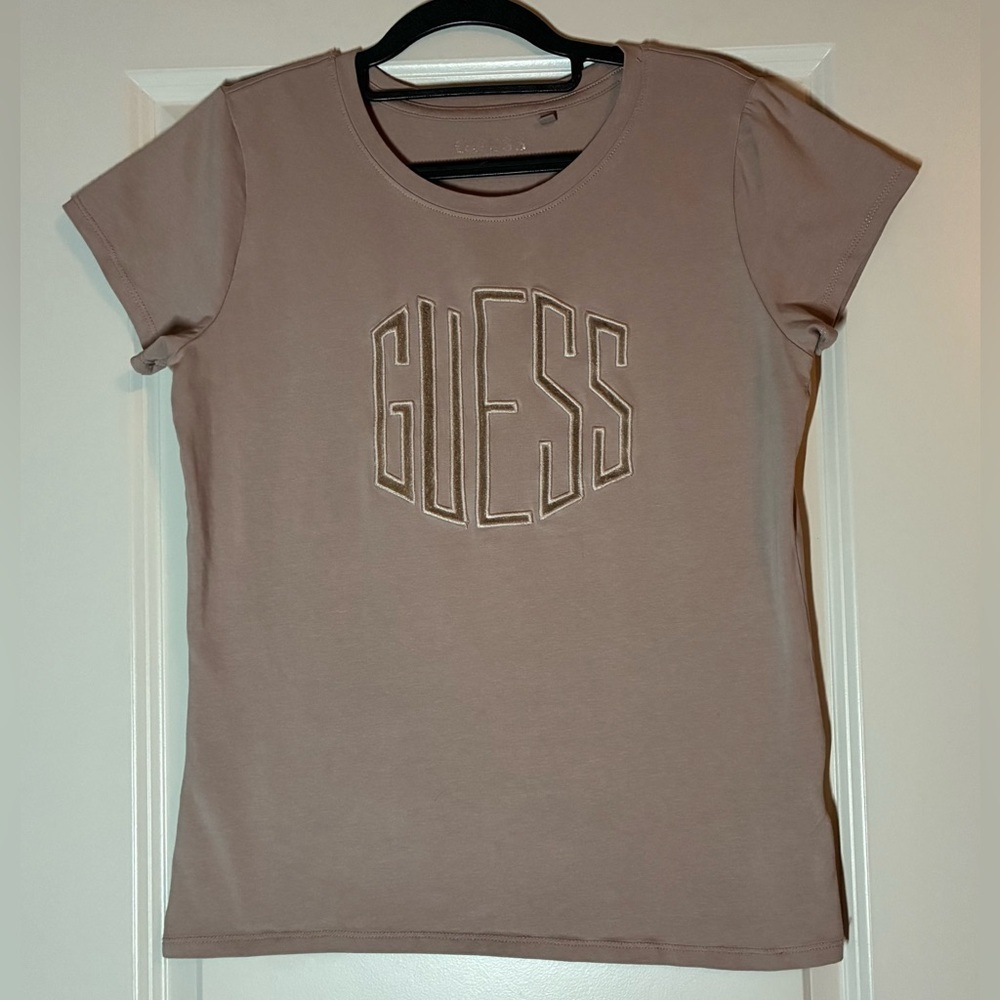 GUESS | Short Sleeve Graphic Tee in Taupe Size Large